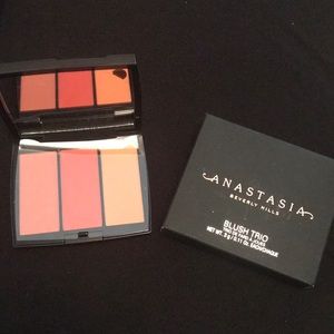 ‼️Authentic-NIB‼️ ABH BLUSH TRIO PEACHY LOVE 🍑❤️